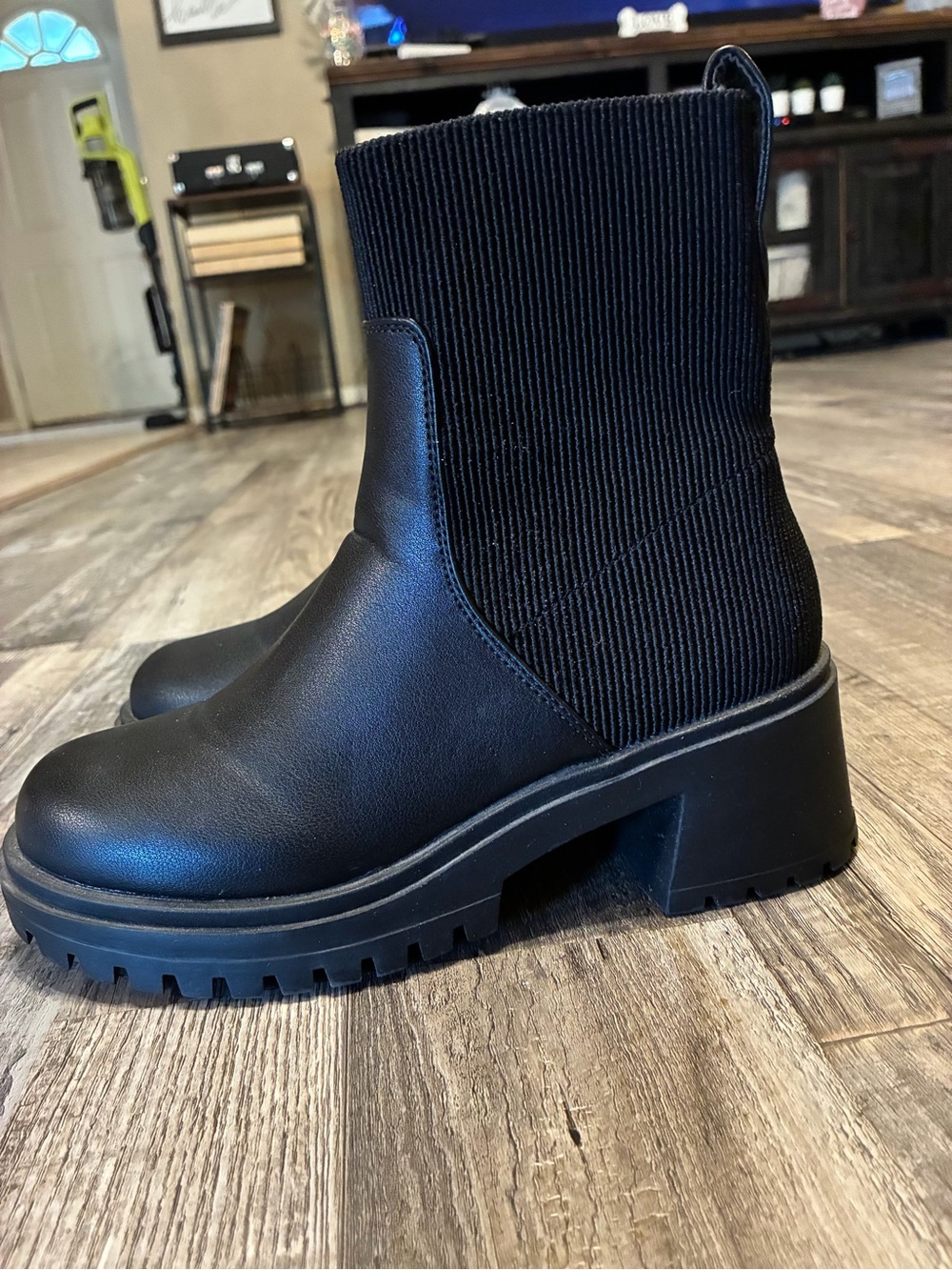 Black Rib-Knit Chelsea Lug Sole Boot - Women size 6